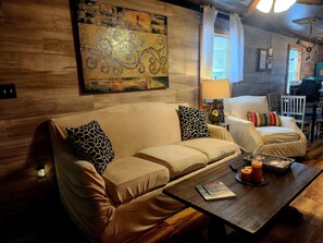 Smart TV, fireplace, books - Cozy Cottage Close To Mammoth Cave. Boat Ramp, Master Suite, Pergola, Peaceful.  (Cub Run)