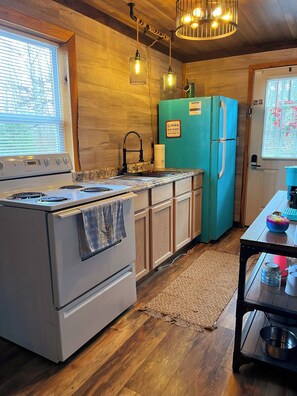 Fridge, microwave, oven, stovetop - Cozy Cottage Close To Mammoth Cave. Boat Ramp, Master Suite, Pergola, Peaceful.  (Cub Run)