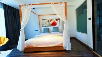 Una habitación con cama, una silla y un ventanal grande.