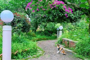 A garden path with a lamp post and a brick wall. - Yangshuo Moon Villa Homestay (Yulonghe Scenic Area Branch) (Yangshuo)