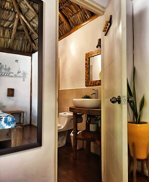 Shower, rainfall showerhead, towels, soap - Cabañas Puesta del Sol (León)