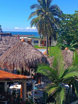 Ropa de cama de alta calidad y caja de seguridad en la habitación 