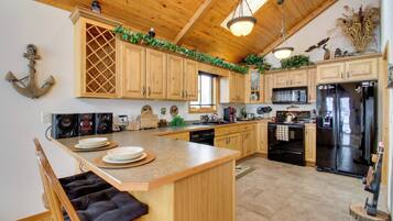 Fridge, microwave, stovetop, dishwasher