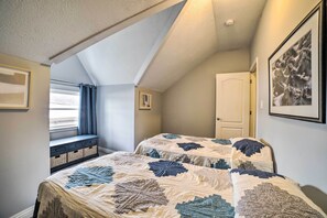 3 bedrooms, desk, iron/ironing board, travel cot - Pittsburgh Vacation Rental in Lawrenceville! (Pittsburgh)