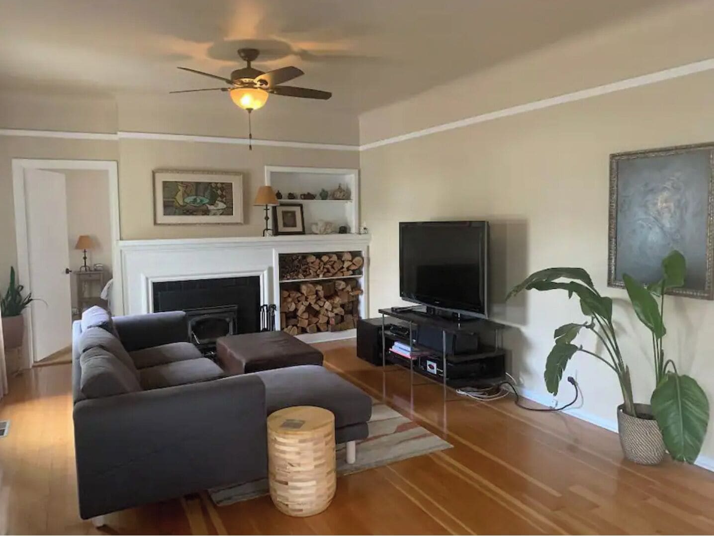 Smart TV, lettore DVD, libri, impianto stereo