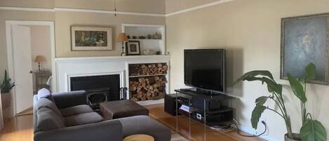 Smart TV, lettore DVD, libri, impianto stereo