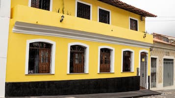 Vista frontal de la propiedad