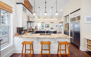 Kjøleskap, mikrob ølgeovn, ovn og kokeplater