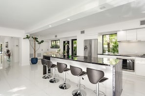 Casa familiar | Cocina privada | Refrigerador con congelador, microondas, horno y parrilla de estufa 