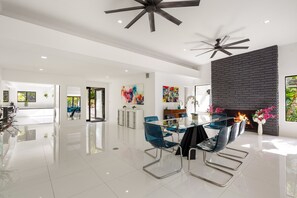 Casa familiar | Área de sala de estar | Televisión de pantalla plana de 55 pulgadas con canales por cable