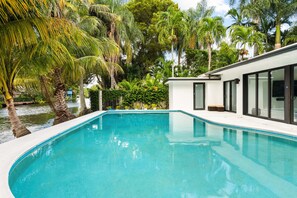 Outdoor pool - Peaceful 3BD Family House With Pool (Miami)