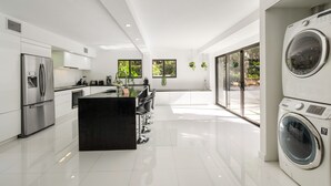 Private kitchen - Peaceful 3BD Family House With Pool (Miami)