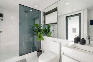 Family House | Bathroom | Hair dryer, towels, soap, shampoo - Peaceful 3BD Family House With Pool (Miami)