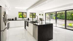 Private kitchen - Peaceful 3BD Family House With Pool (Miami)