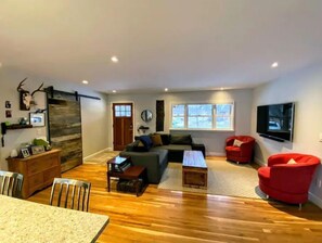 Smart TV, books, stereo, offices