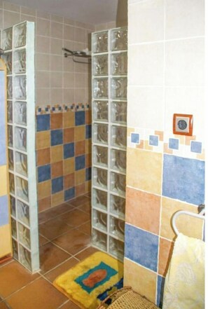 Shower, hair dryer, towels, soap - Martina House (Sant Julià d'Alfou)