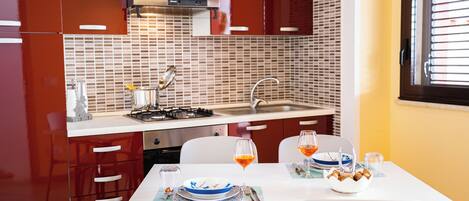 Fridge, oven, stovetop, coffee/tea maker