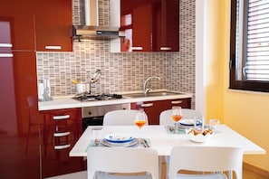 Refrigerador, horno, parrilla de estufa y cafetera y tetera
