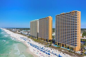 على الشاطئ، كراسي للتشمس