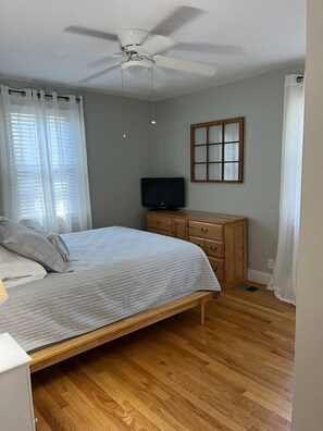 2 bedrooms, desk, WiFi, bed sheets