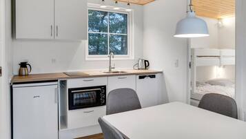 Fridge, stovetop, dishwasher