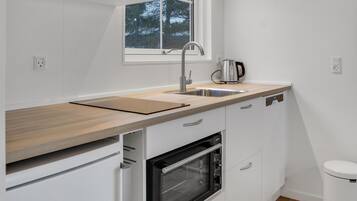 Køleskab, kogeplade, opvaskemaskine