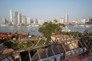 Un horizonte urbano con rascacielos, un río y una embarcación.