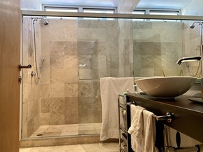 Dusche, Haartrockner, Handtücher, Seife