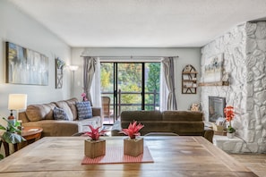 Smart TV, chimenea y impresora
