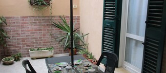 IL PICCOLO EDEN - THE LITTLE EDEN - Charming apartment with private garden