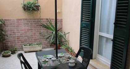 IL PICCOLO EDEN - THE LITTLE EDEN - Charming apartment with private garden