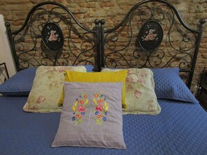 2 chambres, coffres-forts dans les chambres, bureau