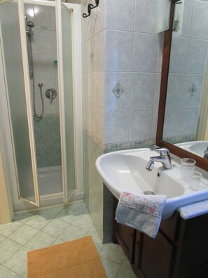 Douche, articles de toilette gratuits, sèche-cheveux, peignoirs