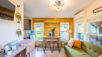 スマートテレビ、暖炉、書庫