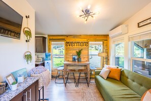 Smart-tv, een open haard en boeken