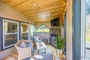 Terrace/patio - Evermore: River House (Forks)
