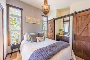 1 slaapkamer, een bureau, een strijkplank/strijkijzer, reisbedje