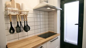 Tủ lạnh nhỏ, lò vi sóng, lò nướng, bếp nấu 