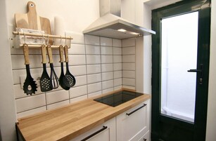 Frigorífico pequeño, microondas, horno y placa de cocina