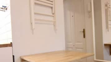 Escritorio, wifi gratis y ropa de cama