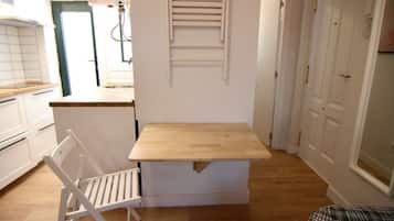 Escritorio, wifi gratis y ropa de cama