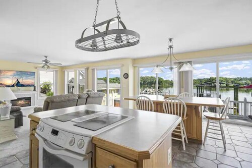 Waterfront 4-bedroom home with hot tub and gym!