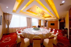 A conference room with a round table, chairs, and a chandelier. - Bayin Guoleng Hotel (Korla)