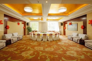 A conference room with a round table, chairs, and a carpeted floor. - Bayin Guoleng Hotel (Korla)