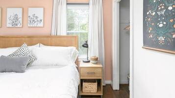 2 dormitoris, escriptori i planxa i posts de planxar