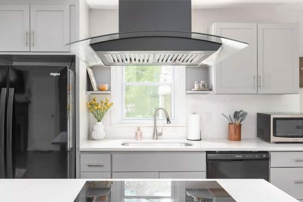 Kjøleskap, mikrobølgeovn, ovn og kokeplater