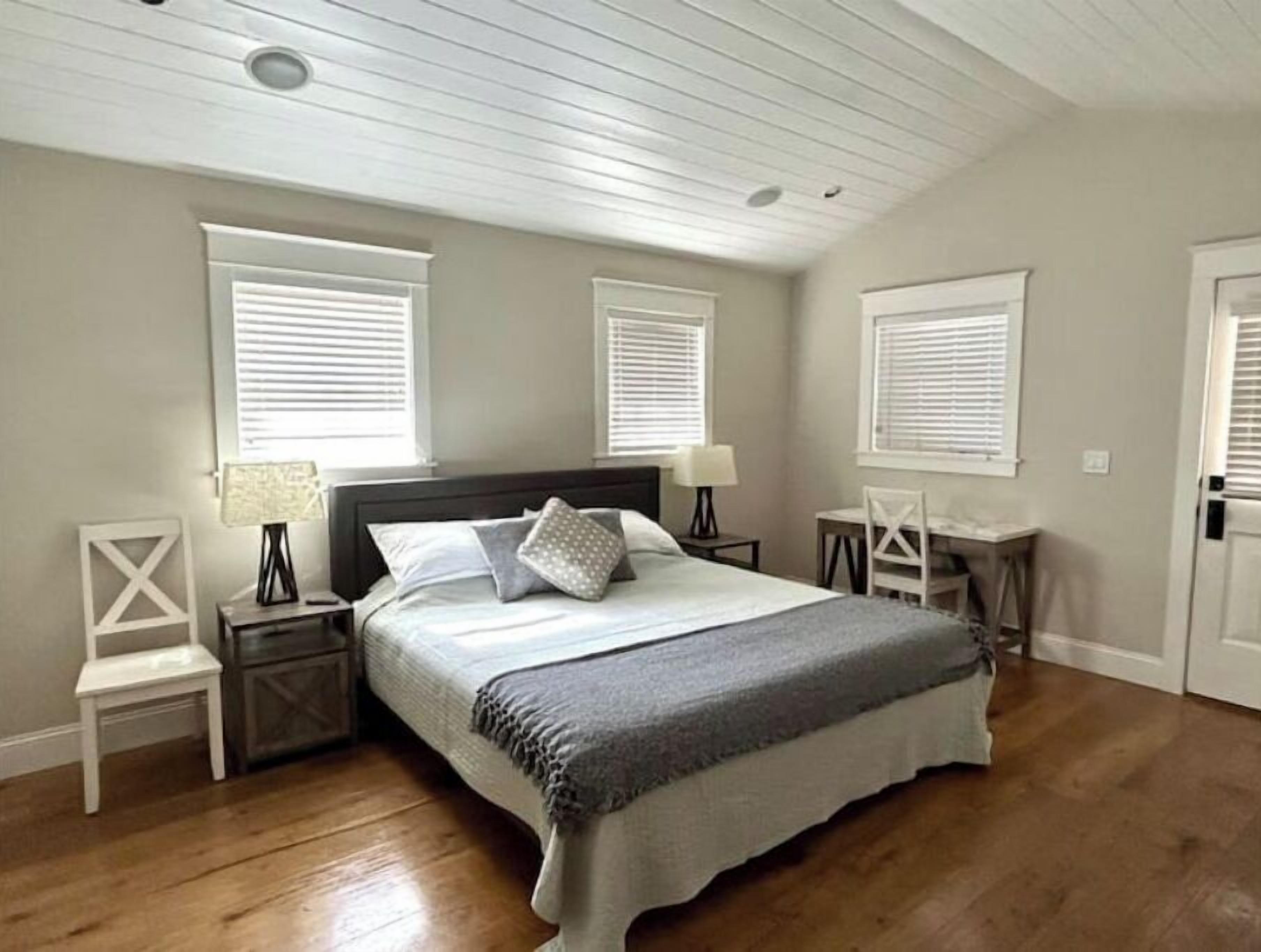 2 slaapkamers, een bureau, een strijkplank/strijkijzer, reisbedje