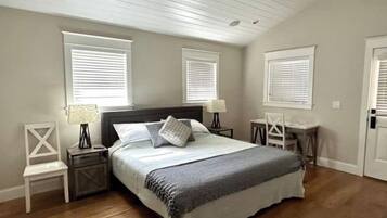 2 slaapkamers, een bureau, een strijkplank/strijkijzer, reisbedje