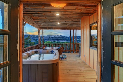Incredibly Unique, Luxurious, Private Lodge High In The Hills ~ Hot Tub!