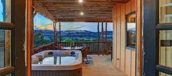 Incredibly Unique, Luxurious, Private Lodge High In The Hills ~ Hot Tub! 